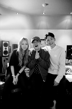 Vibeのリュ・ジェヒョン、EXOのチェン(SMエンタテインメント所属)、そしてラッパーのHeizeがSMのデジタル音源公開チャンネル”STATION”からスペシャルなコラボレーションを発信する。写真:SMエンターテインメント Vibeのリュ・ジェヒョン、EXOのチェン(SMエンタテインメント所属)、そしてラッパーのHeizeがSMのデジタル音源公開チャンネル”STATION”からスペシャルなコラボレーションを発信する。写真:SMエンターテインメント