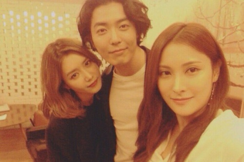 ギュリ(KARA)が9日、映画『二つの恋愛』で共演したキム・ジェウク、チェ・ジョンアンとの写真を公開した。写真：ギュリのツイッターより
