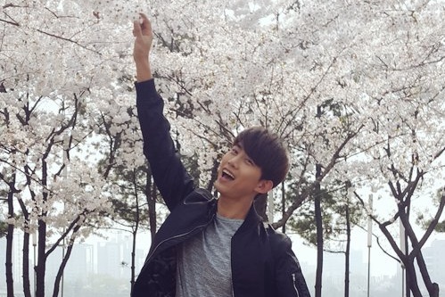 2PMのテギョンが、桜の花とともに撮ったお茶目な写真を公開。写真：テギョンのツイッター