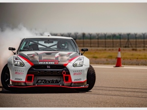 特別なチューニングを受けたNISSAN GT-Rのこの派手なドリフト走行は、時速304.96km/hを達成し、ギネス世界記録を更新した 特別なチューニングを受けたNISSAN GT-Rのこの派手なドリフト走行は、時速304.96km/hを達成し、ギネス世界記録を更新した