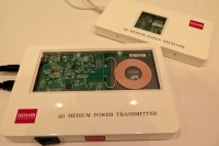ロームが展示を行っていたQi規格ミディアムパワーの認証取得済みリファレンスボード