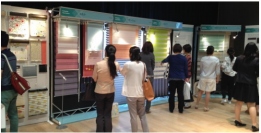 トーソー＜５９５６＞（東２）は、５月２６日（木）東京会場を皮切りに、新製品展示会「ウインドウファッションフェア２０１６」を、全国１７都市で開催する。（写真＝昨年の東京会場の様子）