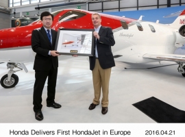 ホンダジェットの欧州中部エリア担当ディーラー、ラインランド・エア・サービスラインランド社のシャエスベルク会長とホンダ エアクラフト カンパニーの藤野社長(写真提供:ホンダ) ホンダジェットの欧州中部エリア担当ディーラー、ラインランド・エア・サービスラインランド社のシャエスベルク会長とホンダ エアクラフト カンパニーの藤野社長(写真提供:ホンダ)