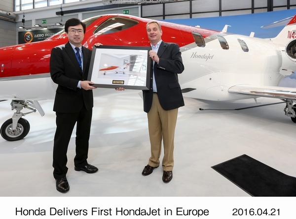 ホンダジェットの欧州中部エリア担当ディーラー、ラインランド・エア・サービスラインランド社のシャエスベルク会長とホンダ エアクラフト カンパニーの藤野社長（写真提供：ホンダ）