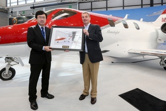 ホンダジェットの欧州中部エリア担当ディーラー、ラインランド・エア・サービスラインランド社のシャエスベルク会長とホンダ エアクラフト カンパニーの藤野社長（写真提供：ホンダ）