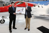HondaJetの引き渡しを祝うラインランド社シャエスベルク会長とHACI藤野社長