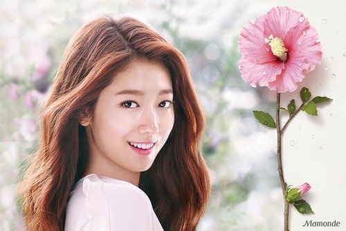 絶滅に瀕している韓国の国花ムクゲを保存し、もっと近くで親しむために、コスメブランドのMamonde(マモンド)とツリープラネットが協力する“パク・シネと共に造るムクゲの森”造成キャンペーンが今月28日まで実施される。写真提供：ツリープラネット