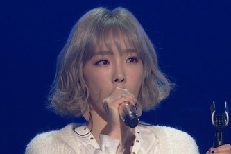 少女時代のテヨンが自分の携帯電話にかかってくる発信者不明の電話に対する困惑した思いを吐露した。写真：KBS 2TV「ユ・ヒヨルのスケッチブック」