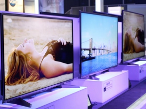 シャープは、液晶テレビ新型4K「AQUOS」3シリーズ7モデルを6月10日より順次発売する。同社が新たに提案する「ココロビジョンプレーヤー」を繋げると、人工知能がユーザーのテレビ視聴傾向から嗜好を学び、放送予定番組やオンデマンドからおすすめ番組を通知してくれる。 シャープは、液晶テレビ新型4K「AQUOS」3シリーズ7モデルを6月10日より順次発売する。同社が新たに提案する「ココロビジョンプレーヤー」を繋げると、人工知能がユーザーのテレビ視聴傾向から嗜好を学び、放送予定番組やオンデマンドからおすすめ番組を通知してくれる。