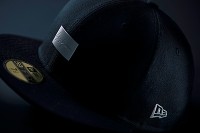 ヨウジヤマモト×ニューエラ、シルバーのロゴプレートを配したキャップ＆バッグ