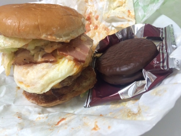 期間限定で復活したロッテリアの「全部のせバーガー」。サイズ感は、みんな大好きロッテの「チョコパイ」と比べるとこんな感じ。 期間限定で復活したロッテリアの「全部のせバーガー」。サイズ感は、みんな大好きロッテの「チョコパイ」と比べるとこんな感じ。