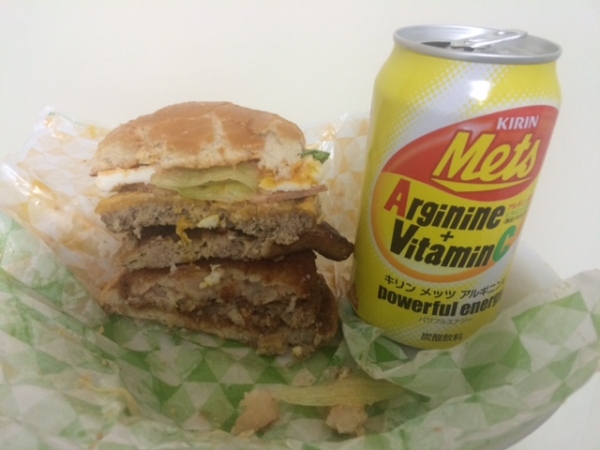 期間限定で復活したロッテリアの「全部のせバーガー」。350mlの缶ジュースと比較したところ。 期間限定で復活したロッテリアの「全部のせバーガー」。350mlの缶ジュースと比較したところ。