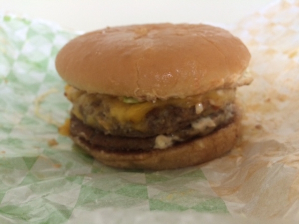 期間限定で復活したロッテリアの「全部のせバーガー」でオリジナルのハンバーガーを構築。通常パティとロッテリアの人気メニュー『絶品チーズバーガー』のパティの重ね技バーガー。 期間限定で復活したロッテリアの「全部のせバーガー」でオリジナルのハンバーガーを構築。通常パティとロッテリアの人気メニュー『絶品チーズバーガー』のパティの重ね技バーガー。