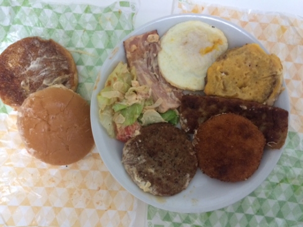 期間限定で復活したロッテリアの「全部のせバーガー」。具材を確認してみる。 期間限定で復活したロッテリアの「全部のせバーガー」。具材を確認してみる。