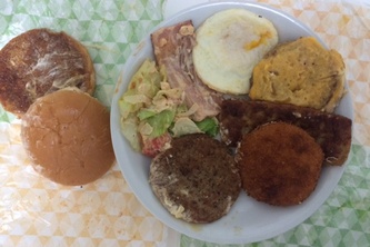 期間限定で復活したロッテリアの「全部のせバーガー」。具材を確認してみる。