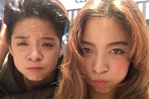 女性アイドルグループf(x)のアンバーとルナがPV撮影の近況を伝えた。写真：アンバーのウェイボー