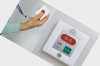 警備系企業などが導入するペンダント型の通報機を高齢者がつねに携帯して「万が一の際」に通報できるシステム例。写真は住友不動産が導入しているシステム