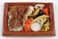 「バーニャカウダソースで食べる彩り野菜と牛カルビご飯」（ミニストップの発表資料より）