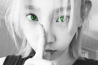 少女時代のテヨンが個性的な写真を公開して注目を集めている。写真：テヨンのインスタグラム