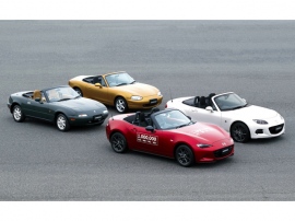 1989年、初代(ユーノス)ロードスター(写真左端)の登場以来、4世代の「マツダ・ロードスター」が生産累計100万台を突破した 1989年、初代(ユーノス)ロードスター(写真左端)の登場以来、4世代の「マツダ・ロードスター」が生産累計100万台を突破した