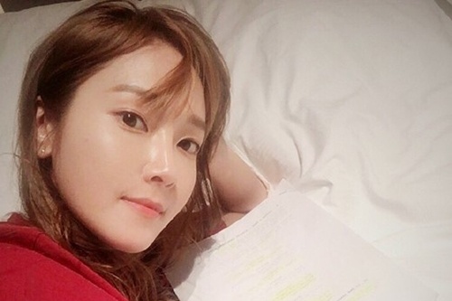 ソロデビューを控えている歌手兼ファッションデザイナーのジェシカが近況を伝えて注目を集めている。写真：ジェシカのウェイボー