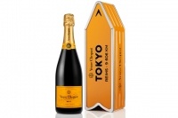 「ヴーヴ・クリコ・イエローラベル・アロー」でデザインされた世界29都市はパリ、ニューヨーク、ローマ、サントロペのほか日本の東京、京都も含まれる。発売日は6月8日、希望小売価格は7250円(税別/750ml)