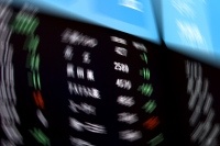 日本が3連休の間に為替のドル円レートは105円台前半まで円高が進行した。6日、107円台まで円安に戻しても、株価は「セル・イン・メイ(5月に売れ)」。