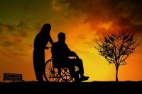 国民の60%以上が自宅での療養を望んでいるそうだ。しかしケアマネジャーの50%近くが医師との連携が取りづらいと感じており、医療と在宅介護の連携は十分とはいえない。高齢者だけの単独世帯や夫婦世帯が増加していく今後、環境の整備が急がれる。