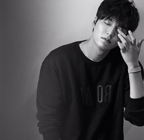 俳優イ・ミンホがデビュー10周年を記念してファンたちからもらったプレゼントを公開、注目を集めている。