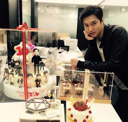 俳優イ・ミンホがデビュー10周年を記念してファンたちからもらったプレゼントを公開、注目を集めている。写真：イ・ミンホのインタグラム