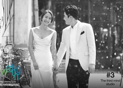 5月に花嫁となる、歌手で女優のパク・ジョンアのウエディンググラビアが公開されて注目を集めている。写真：アイウエディング