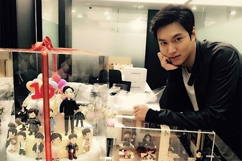 俳優イ・ミンホがデビュー10周年を記念してファンたちからもらったプレゼントを公開、注目を集めている。写真：イ・ミンホのインタグラム