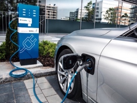 ハイブリッド車(HEV)をはじめ、 プラグインハイブリッド車(PHEV)、電気自動車(EV)、燃料電池車(FCV) など、ガソリンエンジンに変わる駆動力を持つ自動車の台頭、そして、急速に進む電装化。自動車産業は今、大きな転換期を迎えている。 ハイブリッド車(HEV)をはじめ、 プラグインハイブリッド車(PHEV)、電気自動車(EV)、燃料電池車(FCV) など、ガソリンエンジンに変わる駆動力を持つ自動車の台頭、そして、急速に進む電装化。自動車産業は今、大きな転換期を迎えている。