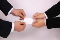 MMDLaboとキングソフトは共同で「営業パーソンのスマートフォン利用、名刺管理に関する調査」を実施致した。この調査は、20歳～59歳の営業に従事している男女1,089人を対象に行われた。