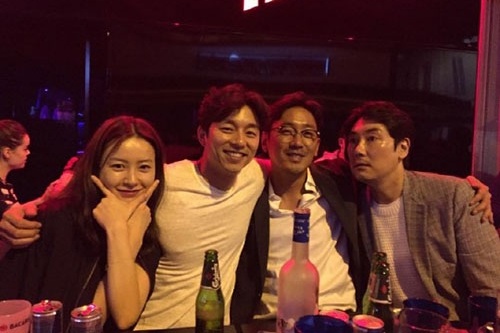 韓国映画『お嬢さん』のハ・ジョンウ、チョ・ジヌンと映画『釜山行き』のコン・ユ、チョン・ユミのカンヌでのコラボショットが公開された。写真：イム・スンヨン代表のインスタグラム