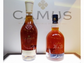 アサヒビールは、フランスの名門カミュ社のプレミアム・コニャック「カミュボルドリーVSOP」(写真左)と「イル・ド・レ クリフサイドセラー」(各700ml)を2016年6月7日から全国で新発売する。なかで右の「イル・ド・レ」は大胆で斬新なコニャックの革命児ともいえる製品 アサヒビールは、フランスの名門カミュ社のプレミアム・コニャック「カミュボルドリーVSOP」(写真左)と「イル・ド・レ クリフサイドセラー」(各700ml)を2016年6月7日から全国で新発売する。なかで右の「イル・ド・レ」は大胆で斬新なコニャックの革命児ともいえる製品