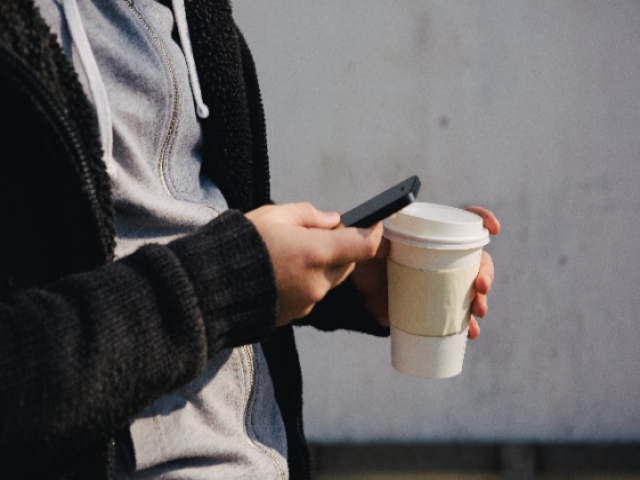 MMD研究所はスマートフォンを所有する15歳～59歳の男女553人を対象に「2016年スマホ依存に関する調査」を実施した