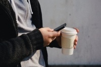 MMD研究所はスマートフォンを所有する15歳～59歳の男女553人を対象に「2016年スマホ依存に関する調査」を実施した