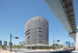 東京ガスが豊洲埠頭地区（東京都江東区）に竣工した「東京ガス豊洲スマートエネルギーセンター」の外観。（同社発表資料より）
