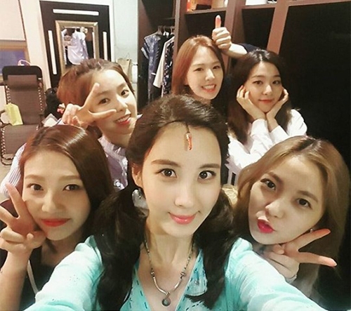 ガールズグループ「レッド・ベルベット」（Red Velvet）が少女時代のソヒョンを応援するためにミュージカル『マンマ・ミーア！』の公演会場を訪れた。写真：ソヒョンのインスタグラム