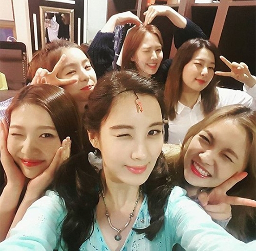 ガールズグループ「レッド・ベルベット」（Red Velvet）が少女時代のソヒョンを応援するためにミュージカル『マンマ・ミーア！』の公演会場を訪れた。写真：ソヒョンのインスタグラム