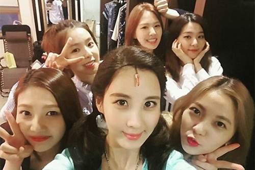 ガールズグループ「レッド・ベルベット」（Red Velvet）が少女時代のソヒョンを応援するためにミュージカル『マンマ・ミーア！』の公演会場を訪れた。写真：ソヒョンのインスタグラム