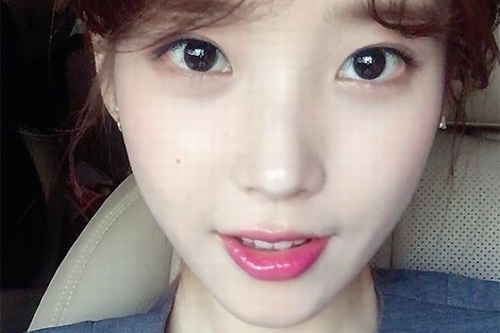 女性歌手IUが5月29日から相変わらずの少女らしさを見せるオフショットを公開して注目を集めている。写真：IUのインスタグラム