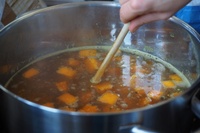 ドゥ・ハウスは、自社のインターネットリサーチサービス「myアンケートlight」を利用し、日本全国に住む30代～50代の有職既婚女性を対象に、料理の「作り置き」に関するWEBアンケートを実施した。