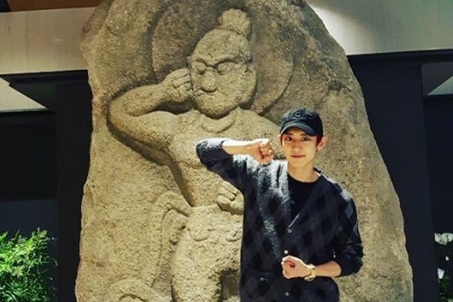 EXOチャニョルが、リラックスした普段の様子を公開して注目を集めている。写真：チャニョルのインスタグラム