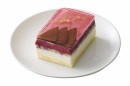 ロマンカシスムース。夏の夜の星空をイメージした、ロマンチックなムース。バニラビーンズと生クリームで作ったバニラムース、カシスムース、スポンジを重ねた。仕上げにかけたのは、レモンゼリー。チョコレートで林を、金粉でこぼれるような星たちを表現している。