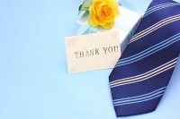 各社が展開する父の日のギフトでは、クラフトビールやバーベキューセット、スイーツギフトが好評だ。食べ物や飲み物など、一緒に楽しめるものを贈れば父子の会話も広がり、絆も深まるに違いない。