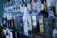 東京商工リサーチによると、2015年(1-12月)の「酒小売業」の倒産は44件(前年36件)、負債総額は50億2,800万円(同27億7,500万円)で、件数、負債ともに前年を上回った。