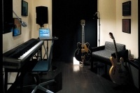 積水ハウスでは長年にわたって蓄積した遮音の研究ノウハウを生かし、心置きなく音を楽しめる暮らしを、規格型商品ではなく、個別に設計・施工するオーダーメイド方式で提案している