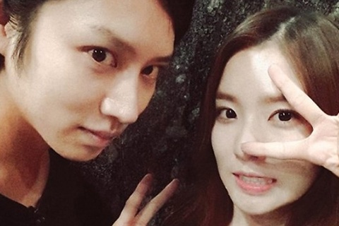 SUPER JUNIORのヒチョルとRed Velvetのアイリーンが、16日、仲睦まじいツーショットを公開した。[写真]ヒチョル インスタグラム